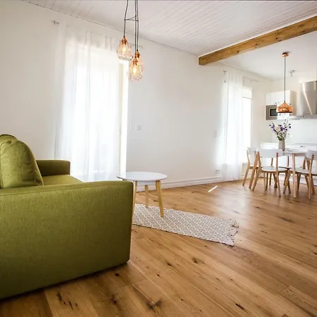 Old Town Apartment *