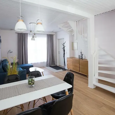 Old Town Apartment *